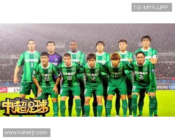 足球明星退场时与热情粉丝亲密合影瞬间记录了激情与梦想的交汇